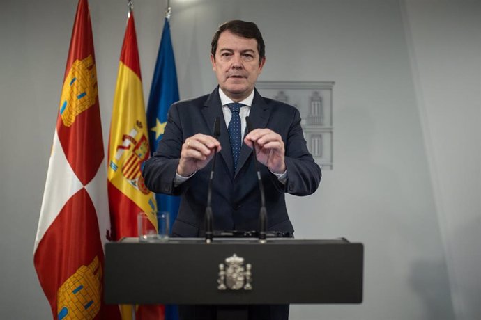 El presidente de la Junta de Castilla y León, Alfonso Fernández Mañueco, ofrece una rueda de prensa tras su reunión con el presidente del Gobierno, Pedro Sánchez, en el Palacio de La Moncloa, a 22 de noviembre de 2024