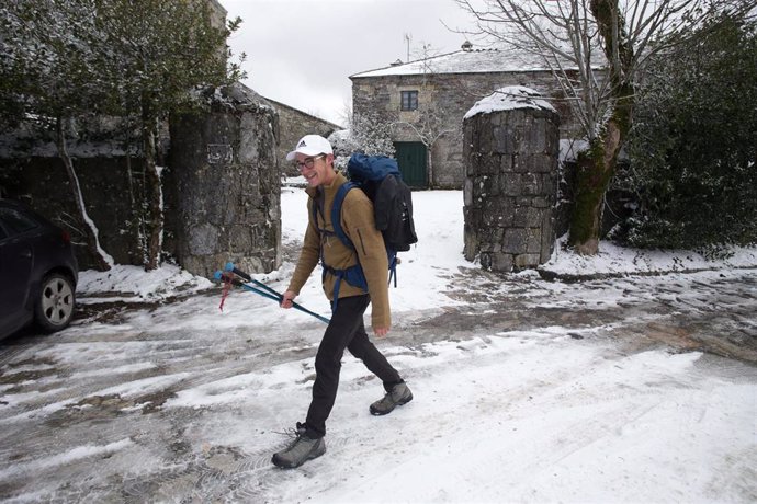 Archivo - Un peregrino camina por la nieve en O'Cebreiro, a 8 de febrero de 2023, en Lugo, Galicia, (España). Este pueblo a 1.300 metros de altitud, la localidad a más altitud de toda Galicia, se convierte en atractivo turístico con las nevadas. Muchos vi