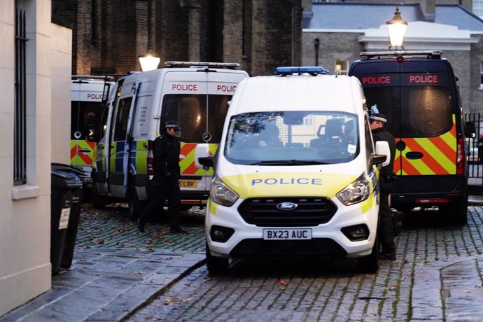 Archivo - 05 December 2023, United Kingdom, London: Police pictured at the scene in Peto Place, Regent's Park, where a banner reading 'Globalize The Intifada' was hung from the Diorama building. Photo: Jordan Pettitt/PA Wire/dpa