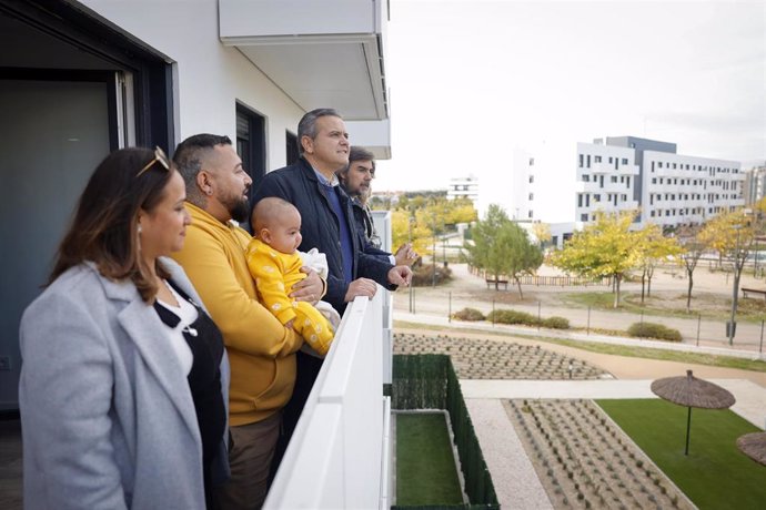 El consejero de Vivienda, Jorge Rodrigo, entrega viviendas del Plan Vive.