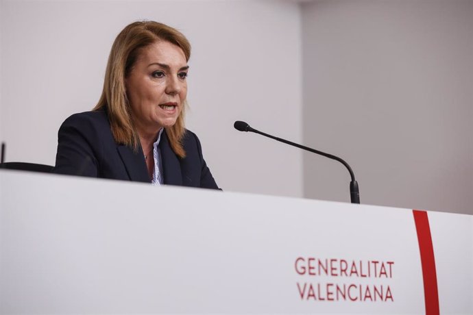 La portavoz, vicepresidenta del Consell y consellera de Servicios Sociales, Igualdad y Vivienda, Susana Camarero, durante una rueda de prensa.