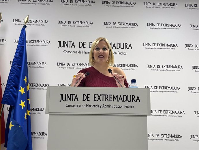 La consejera de Hacienda y Administración Pública, Elena Manzano, en rueda de prensa