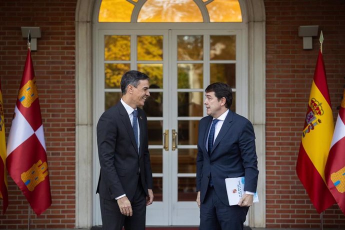 El presidente del Gobierno, Pedro Sánchez (i), se reúne con el presidente de la Junta de Castilla y León, Alfonso Fernández Mañueco (d), en el Palacio de La Moncloa, a 22 de noviembre de 2024, en Madrid (España). Sánchez cierra hoy su ronda de encuentros 