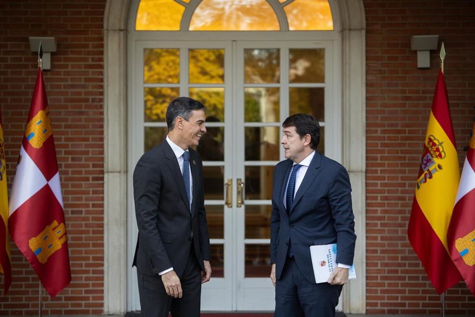 El presidente del Gobierno, Pedro Sánchez (i), se reúne con el presidente de la Junta de Castilla y León, Alfonso Fernández Mañueco (d), en el Palacio de La Moncloa, a 22 de noviembre de 2024, en Madrid (España). Sánchez cierra hoy su ronda de encuentro