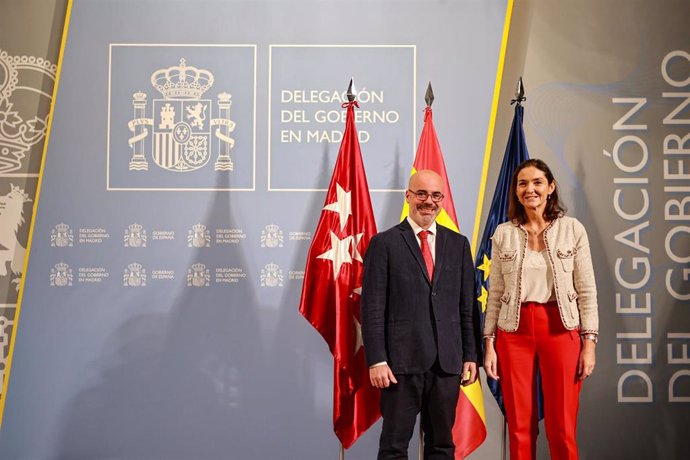 Archivo - El delegado del Gobierno en Madrid, Francisco Martín, con la portavoz socialista en el Ayuntamiento, Reyes Maroto