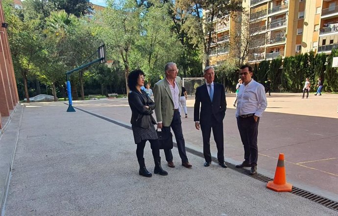 El delegado territorial de Desarrollo Educativo y Formación Profesional, Miguel Ángel Araúz, acompañado del gerente provincial de la Agencia Pública Andaluza de Educación en Sevilla, Manuel Moreno, y miembros del equipo directivo visitan el centro.