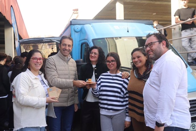 El conselleiro do Mar, Alfonso Villares, en el IES Cacheiras de Teo, con la 'foodtruck' de la campaña Galicia sabe Amar