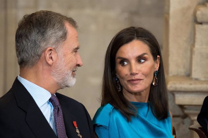 Archivo - El Rey Felipe VI y la Reina Letizia durante la imposición de condecoraciones con ocasión del X aniversario de la Proclamación de Su Majestad el Rey, en el Palacio Real, a 19 de junio de 2024, en Madrid (España). 