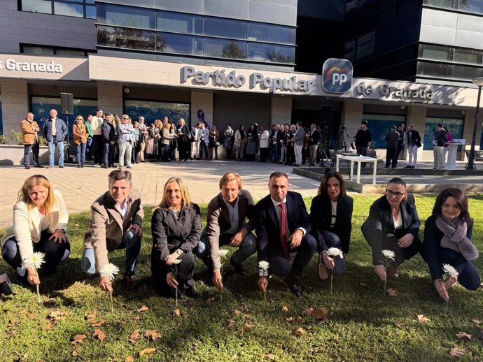 El secretario general del PP-A, Antonio Repullo, participa en el acto por el 25N del partido en Granada, en el centro en la imagen, flanqueado por la alcaldesa de la ciudad, Marifrán Carazo, y el presidente provincial de la formación, Francis Rodríguez