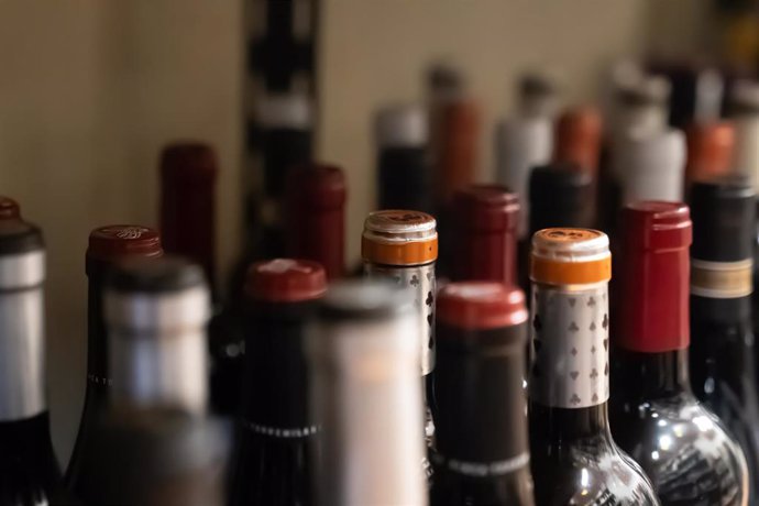 Archivo - Varias botellas de vino