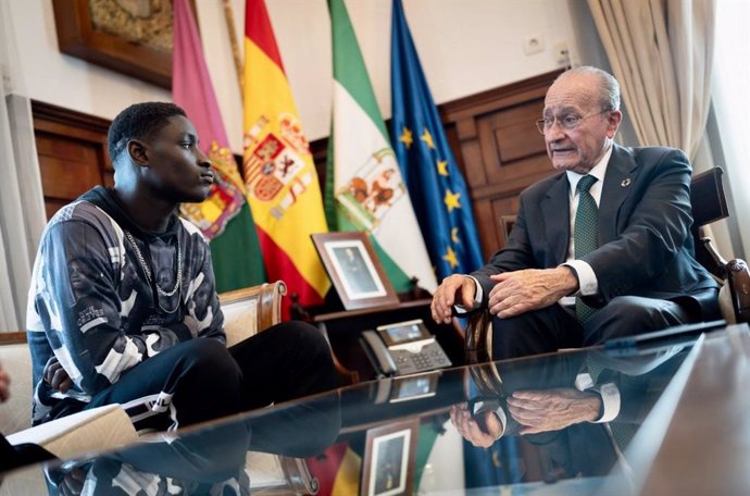 De la Torre mantiene un encuentro con el joven Mansour Konte que rescató del agua a una mujer durante la DANA