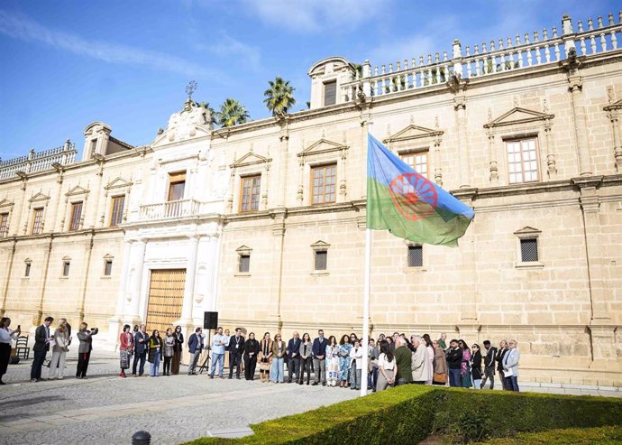 La bandera del pueblo gitano ondea en la fachada del Parlamento de Andalucía.