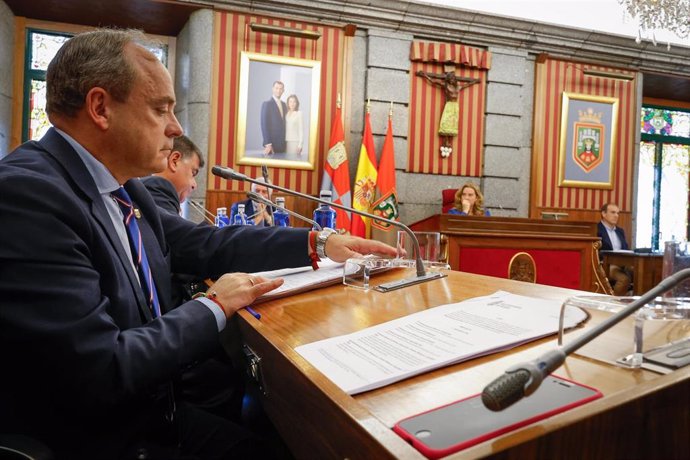 El portavoz de Vox en primer plano, y al fondo la alcaldesa, durante el pleno de presupuestos.