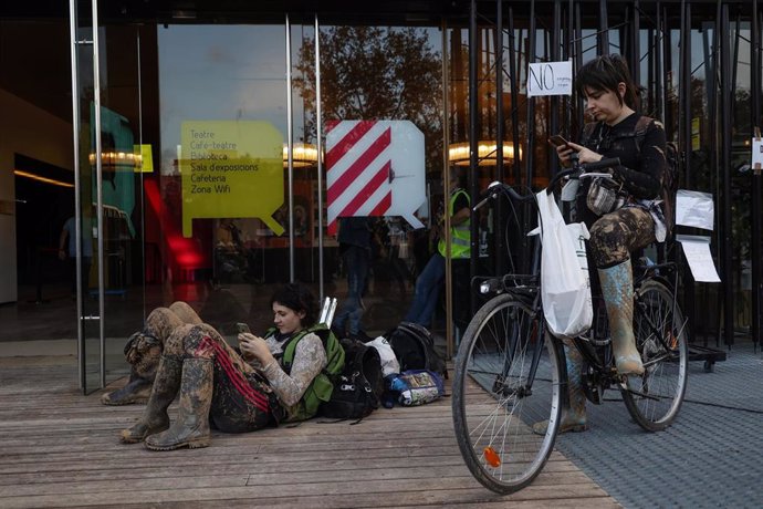 Voluntarios para la ayuda de afectados por la dana en Valencia se organizan para hacer repartos a los damnificado en bicicleta u otros vehículos.  