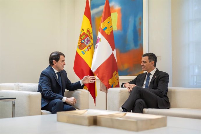 El presidente del Gobierno, Pedro Sánchez (d), se reúne con el presidente de la Junta de Castilla y León, Alfonso Fernández Mañueco (i), en el Palacio de La Moncloa.