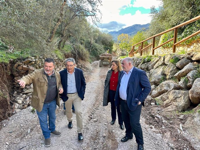 El presidente de la Diputación de Málaga, Francisco Salado, ha visitado este jueves Jimera de Líbar junto al alcalde del municipio, Francisco Javier Lobo.