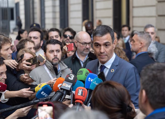 El president del Govern, Pedro Sánchez, atén als mitjans de comunicació a la seua eixida del ple, al Congrés dels Diputats, a 21 de novembre del 2024, a Madrid (Espanya).