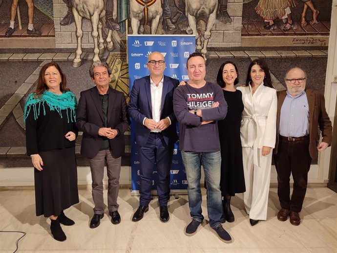 El diputado provincial de Cultura, Manuel López Mestanza, junto al autor colombiano ganador del premio y los miembros del jurado que seleccionaron su obra 'Tener un cuerpo es mala poesía' como ganadora.