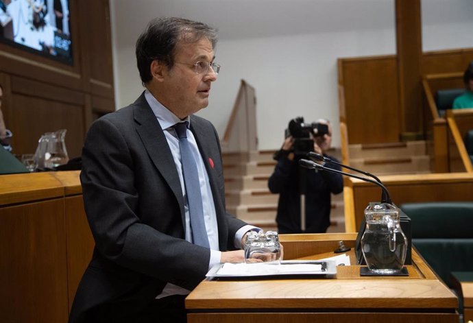 El consejero de Salud, Alberto Martínez, en el pleno del parlamento vasco