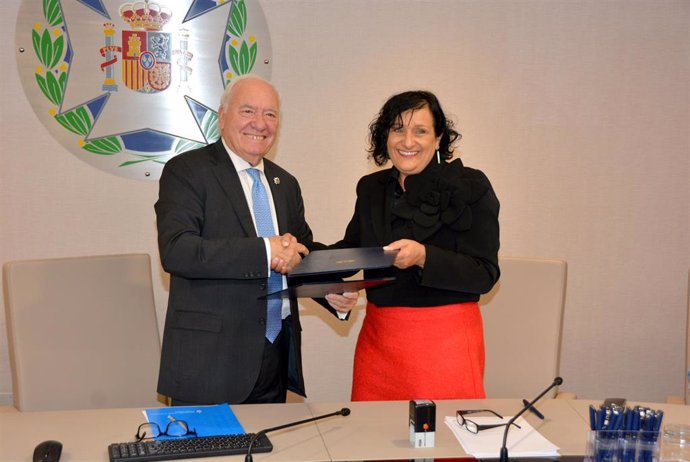 El presidente del CGE, Florentino Pérez Raya, y la presidenta de la Asociación de Enfermeras y Matronas de Eslovenia, Mónika Azman, durante la firma del convenio marco.