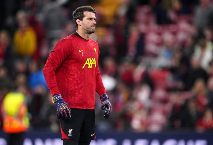 Archivo - El portero del Liverpool Alisson Becker,en un calentamiento. 