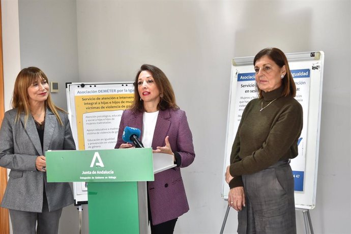 La delegada del Gobierno andaluz, Patricia Navarro, ha visitado este jueves la Asociación Démeter, dedicada a la intervención integral de menores de entre cero y 18 años que han sufrido la violencia de género en sus hogares.