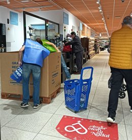 Voluntarios del Gran Recapte d'Aliments en un supermercado Caprabo.