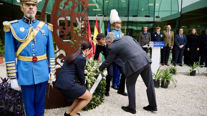 Homenaje en Sevilla a los policías locales muertos en acto de servicio