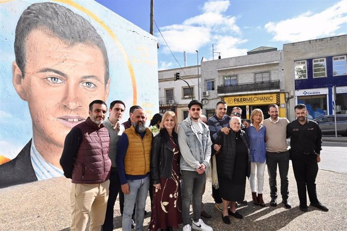 La alcaldesa de Jerez de la Frontera (Cádiz), María José García-Pelayo, junto a Antonia Castro, madre de Juan Holgado, y otros representantes municipales, familia y amigos de Juan, en la inaguración del mural hecho por el grafitero Cosa.V