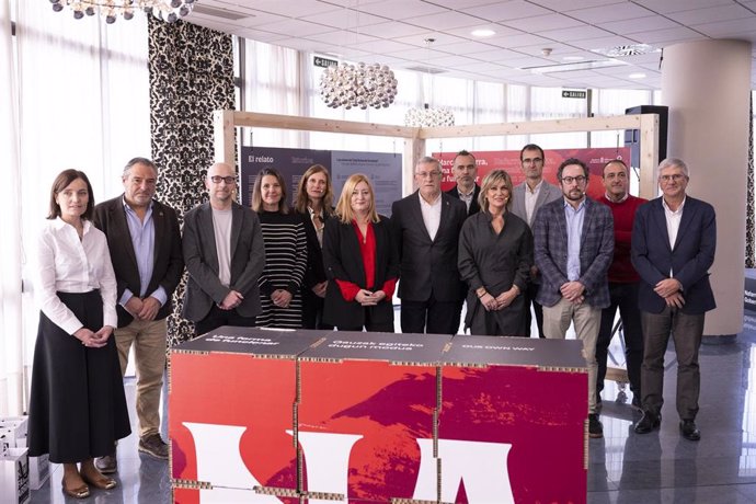 El vicepresidente Félix Taberna, hoy, con los protagonistas de los tres paneles de presentación de Marca Navarra en Tudela.