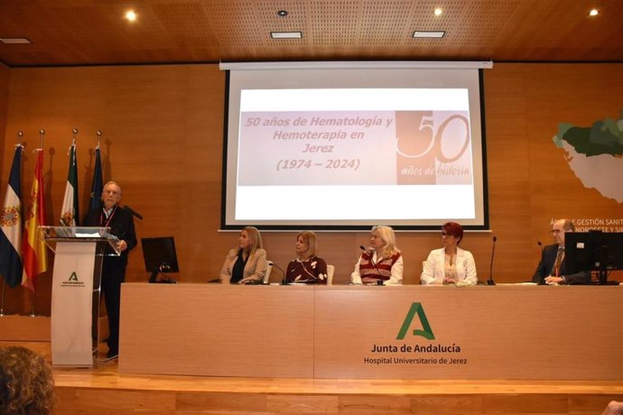 La delegada de la Junta en la provincia de Cádiz, Mercedes Colombo, y la alcaldesa de Jerez, María José García-Pelayo, en el acto por el 50 aniversario del Servicio de Hematología y Hemoterapia del Hospital de Jerez