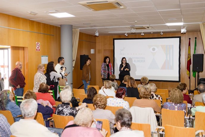 Presentación de 'Amigos hasta la muerte' en el Centro de Participación Activa de Padre Méndez (Almería).