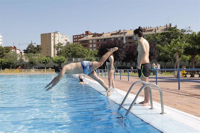 Archivo - Piscinas municipales de Zaragoza.