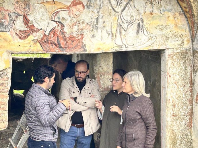 La consejera de Cultura y Turismo, Victoria Bazaga, visita las obras de la ermita de San Jorge