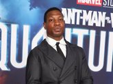 Foto: La exnovia de Jonathan Majors retira una denuncia por agresión y difamación contra el actor