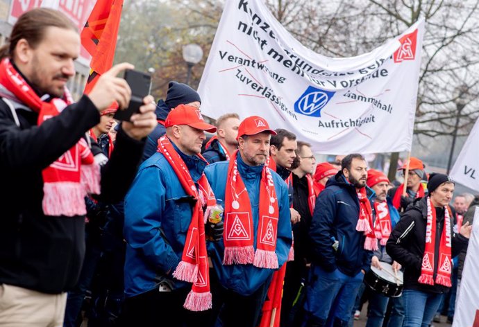 06 November 2024, Lower Saxony, Osnabrück: Employees from Volkswagen and other companies in the Osnabrueck region take part in a rally in front of the trade union building in the city center.