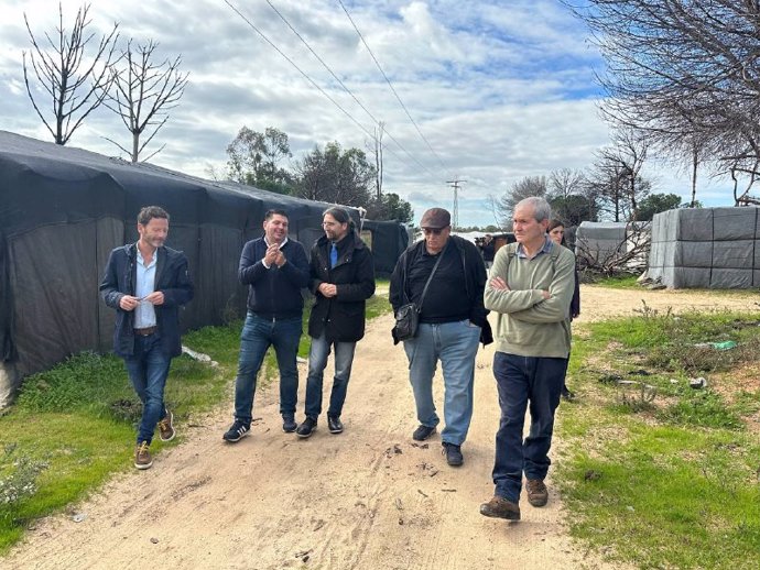 Visita del diputado nacional de Sumar Francisco Sierra a asentamientos de Lucena del Puerto (Huelva).