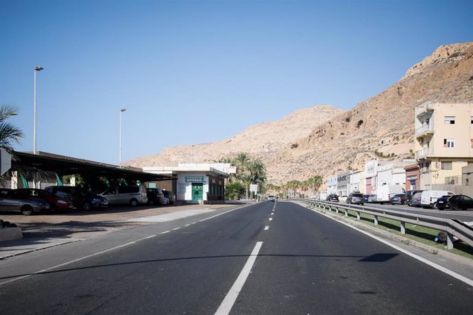 Archivo - Una carretera de acceso a Almería.