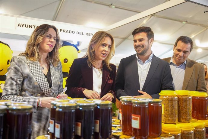 La presidenta de la Diputación, Almudena Martínez (C) acompañada por la alcaldesa de Prado del Rey, María Vanesa Beltrán Morales (i) durante la inauguración VIII Feria de la Apicultura en Prado del Rey. A 22 de noviembre de 2024, en Prado del Rey, Cádiz.