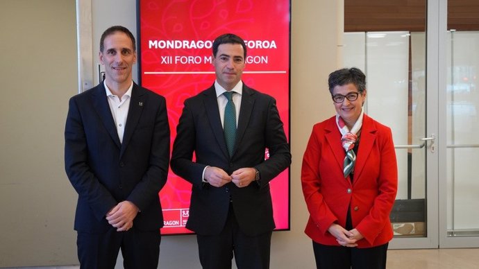 El presidente de Mondragon, Pello Rodríguez, el Lehendakari, Imanol Pradales, y la ex ministra Arancha González Laya