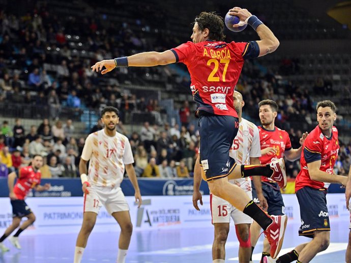 Archivo - El jugador de los Hispanos Antonio García en el partido entre España y Baréin, en la primera jornada del Preolímpico de balonmano en Granollers (Barcelona)