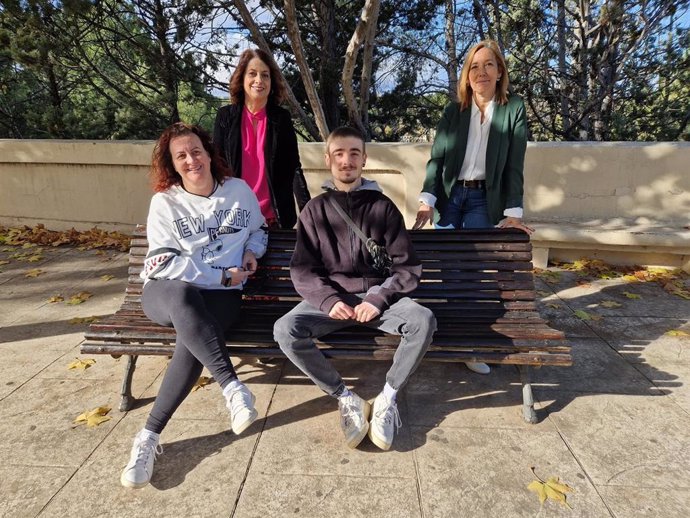 La alcaldesa de Teruel, Emma Buj, junto a la concejala de Servicios Sociales y miembros de Chrysallis.