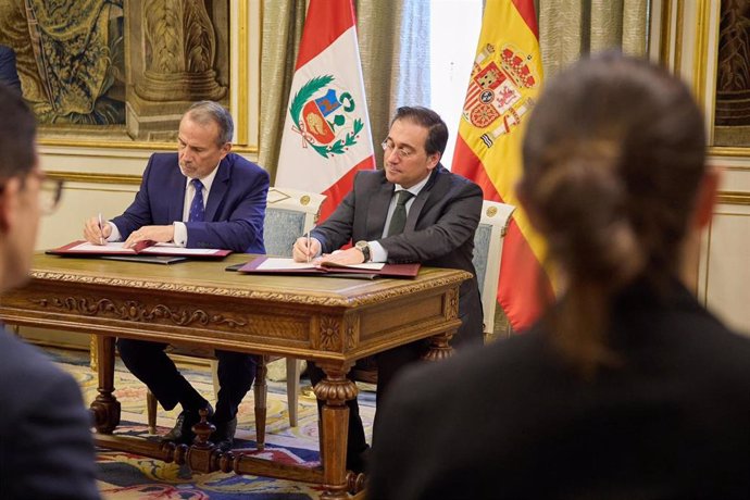 El ministro de Asuntos Exteriores, Unión Europea y Cooperación, José Manuel Albares, y su homólogo de Perú, Elmer Schialer, firman el nuevo Marco de Asociación País