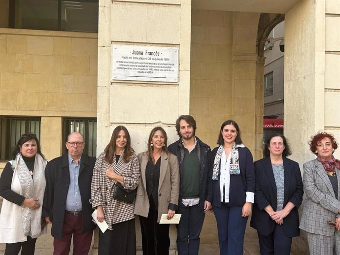 Alicante instala una placa en memoria de la artista Juana Francés con motivo de su centenario.