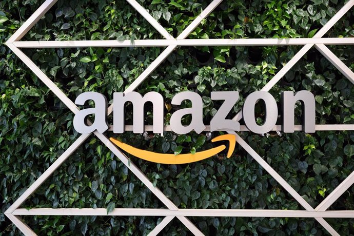 Archivo - FILED - 14 September 2023, Saxony, Dresden: Amazon's logo hangs in the entrance area at the online retailer's research and development site during a press event. US conglomerate Amazon has announced a strategic collaboration with Anthropic, an a