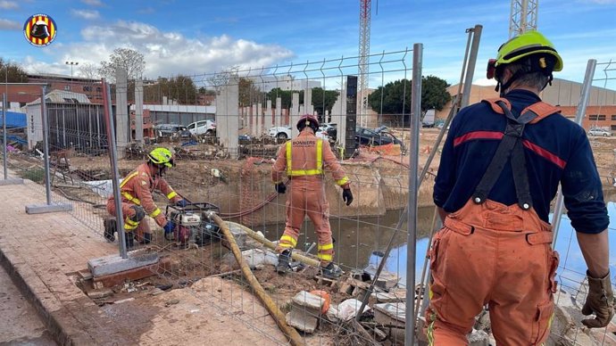 El Consorci de Bombers de València seguix treballant diàriament en tasques de biudatge en municipis afectats per la DANA, en nombrosos garatges de finques i locals comercials, o fins i tot solars inundats.    