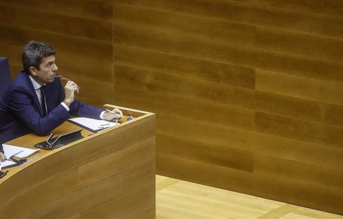 El presidente de la Generalitat, Carlos Mazón, durante una sesión plenaria, en Les Corts Valencianes, a 15 de noviembre de 2024