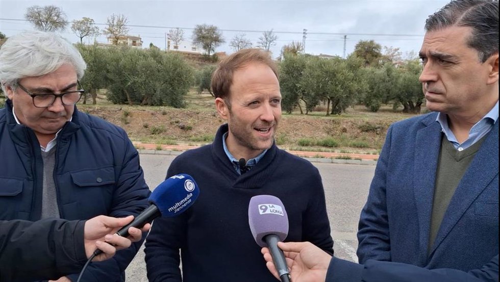 Erik Domínguez atiende a los medios.