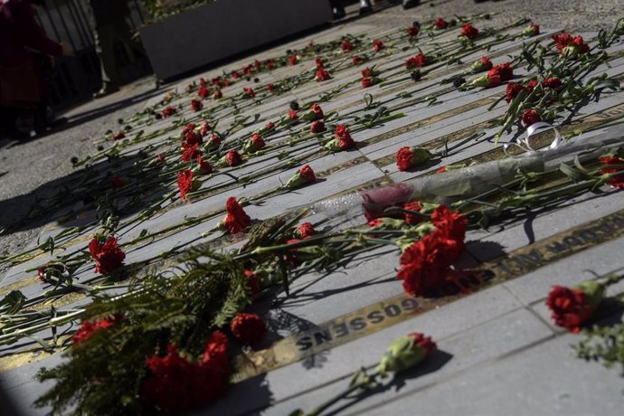 Archivo - Ceremonia de conmemoración frente a La Moneda por el aniveresario del golpe de Estado en 1973 en Chile.  