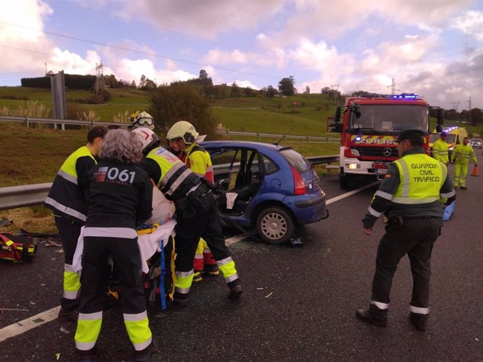 Los bomberos excarcelan a una mujer que chocó contra un accidente previo en la A-8